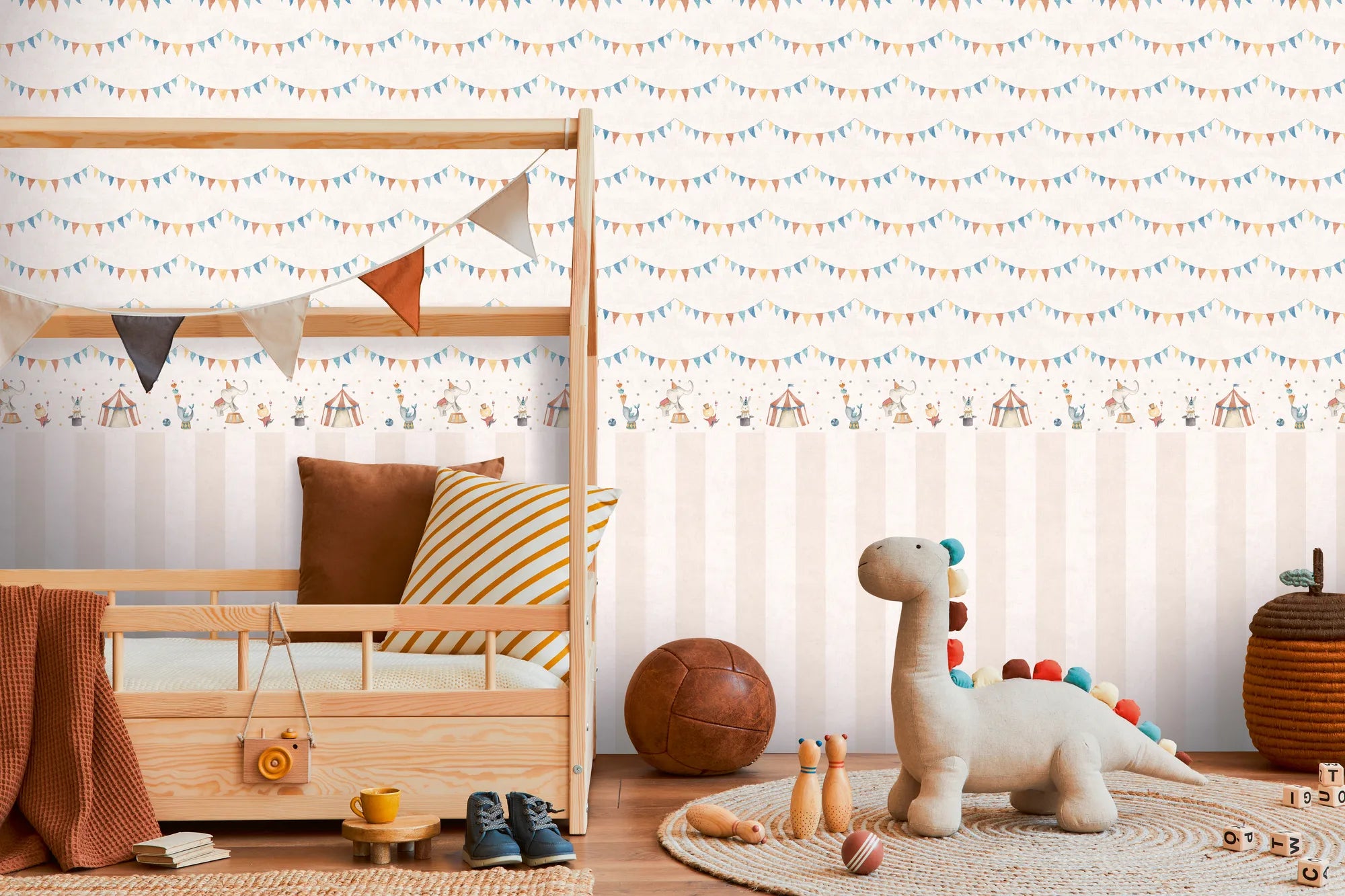 Lilly & Luis - Hug kids wallpaper AS Creation